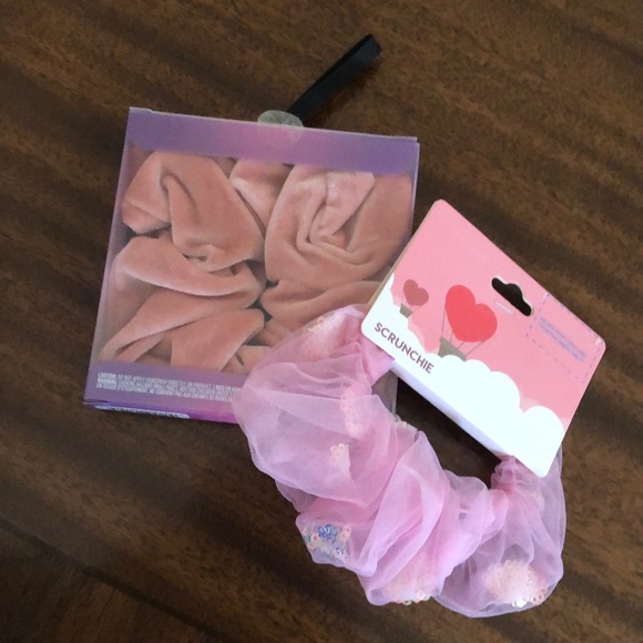 NWT Scrunchie Set of  2 Pink -1-velvet and 1-tulle hair accessories - Picture 2 of 16